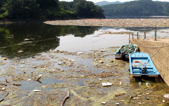 충북 옥천군 군북면 석호리 대청호에 장마 때 떠내려온 쓰레기가 거대한 섬을 이뤄 수면 위에 둥둥 떠 있다. 한국수자원공사 대청댐관리단은 쓰레기 수거에 2주일가량이 걸릴 것으로 내다봤다.2023.7.31 연합뉴스