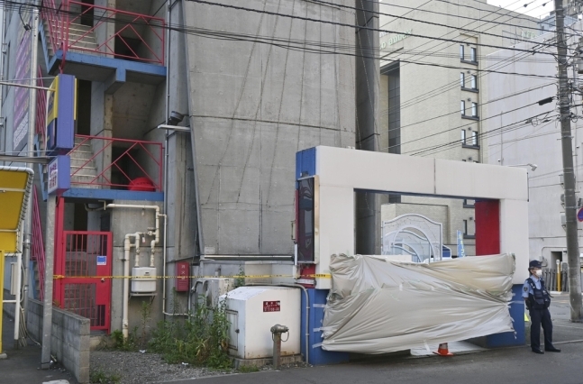 시신 절단 사건이 발생한 일본 홋카이도 삿포로시의 호텔 앞을 지난 3일 경찰이 지키고 있는 모습. 연합뉴스