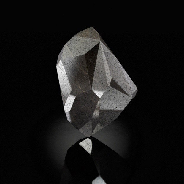 그리스어로 ‘수수께끼’라는 뜻의 이름을 가진 세계 최대 검은 다이아몬드 디 이니그마가 언제, 어디에서 최초로 발견됐는지는 드러난 바가 없다. 익명의 소유자가 1990년대부터 20년 넘게 가지고 있었다는 사실만 알려졌다. 소더비 자료사진