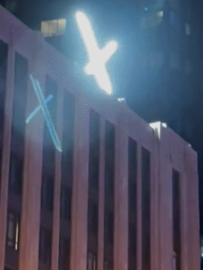 미국 샌프란시스코 엑스(옛 트위터) 본사 옥상에 설치된 ‘X’ 모양 구조물이 한밤중 빛을 내뿜고 있는 모습. 트위터 캡처