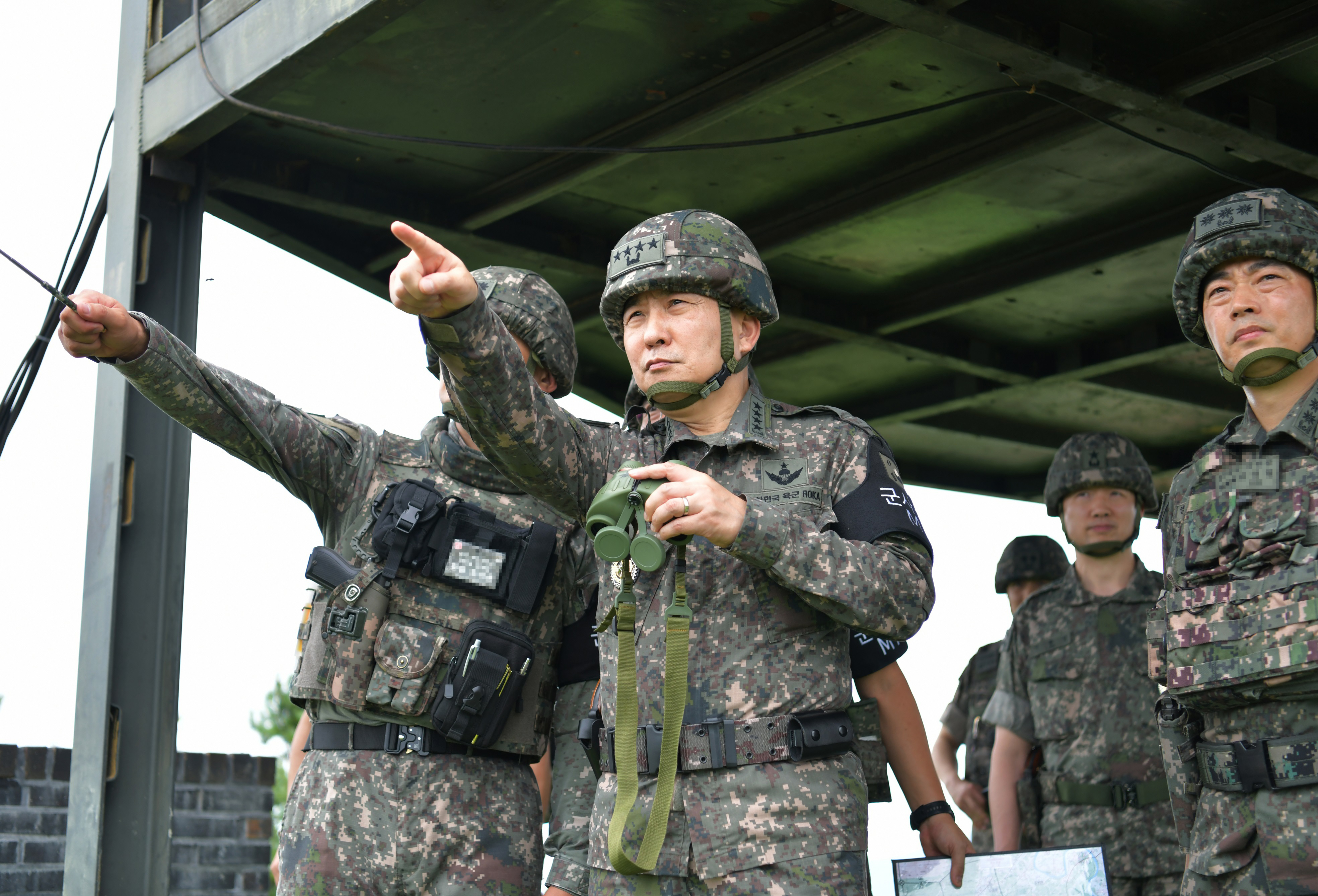 김승겸 합동참모본부 의장이 지난달 31일 육군 제5사단 일반전초(GOP) 관망대에서 현장 지도를 실시하고 있다.  합동참모본부 제공