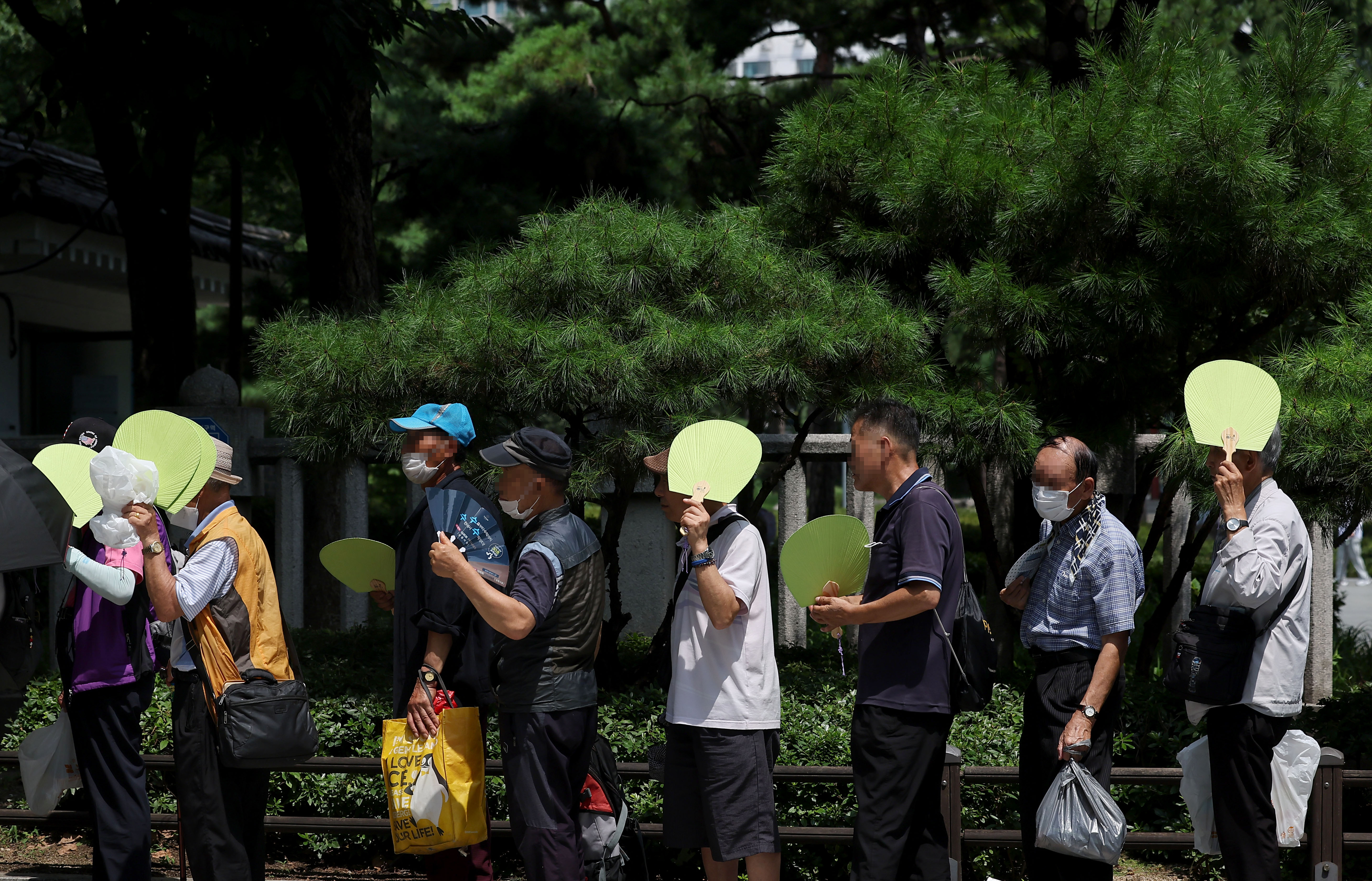 폭염 뚫고 무료급식 줄 선 어르신들