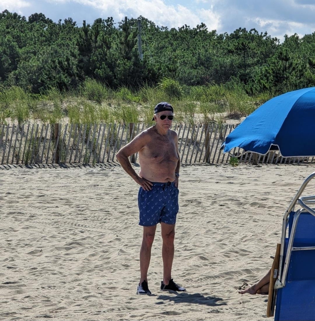 조 바이든 미국 대통령이 지난달 30일(현지시간) 델라웨어 러호버스 해변에서 상의를 벗고 여름휴가를 즐기고 있다. 에릭 겔러 기자 트위터 캡처