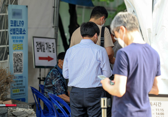 선별진료소 향하는 시민들