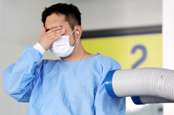 무더위와 싸우는 선별진료소 의료진