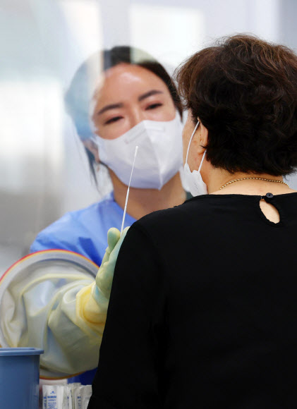 무더위 속 코로나19 검체 채취