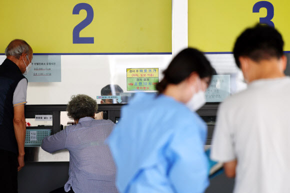 무더위 속 코로나19 재유행