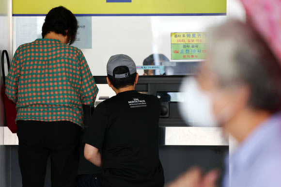 무더위 속 코로나19 재유행