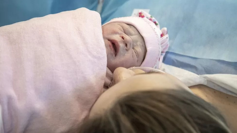 전쟁 중에도 아기는 태어난다.  하지만 우크라이나 신생아 수는 2년 전보다 28%나 줄어든 것으로 나타났다. AFP 자료사진