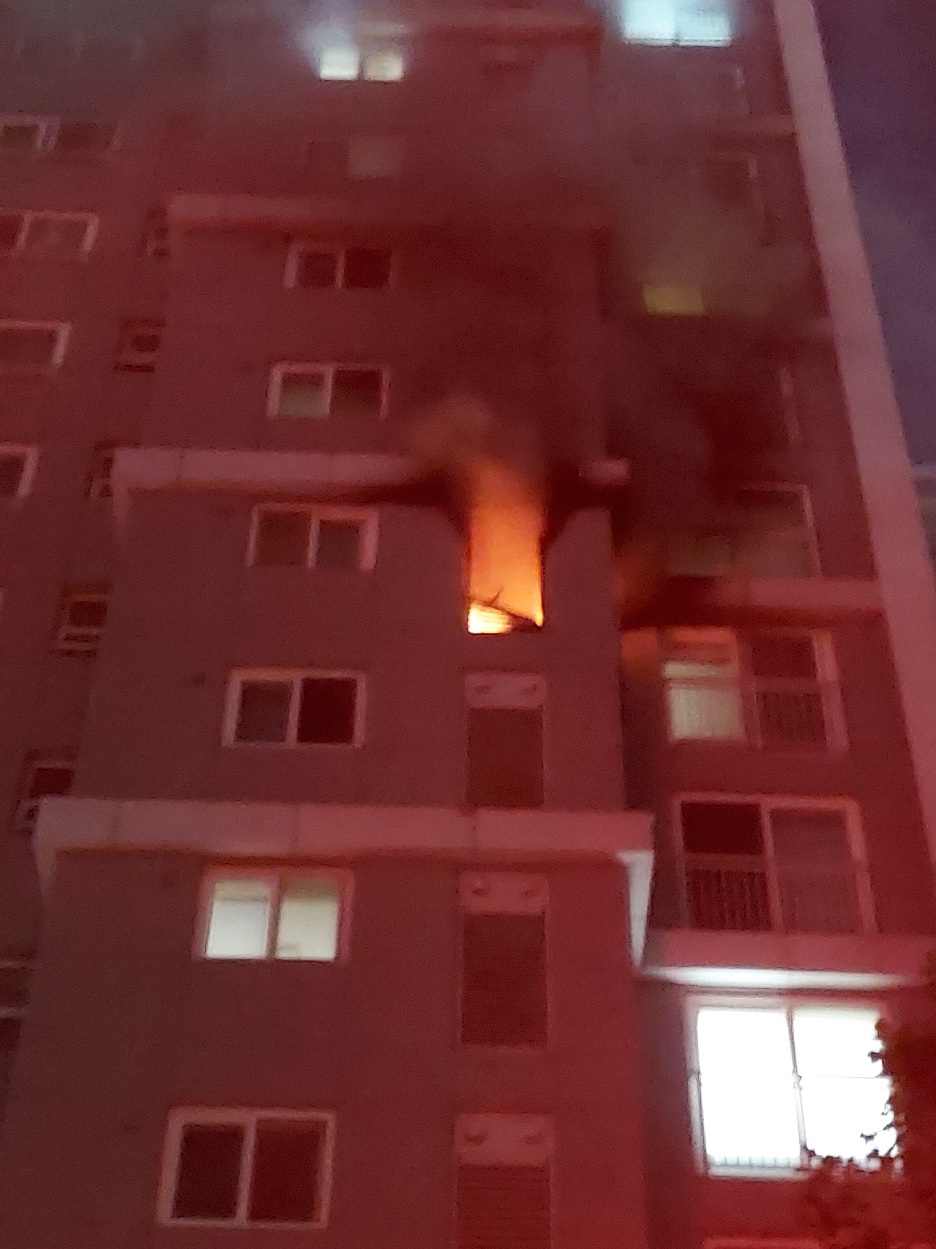 지난 1일 밤 9시58분쯤 경기 수원시의 한 아파트 8층 세대 에어컨 실외기에서 불이 난 모습. 경기도소방재난본부 제공