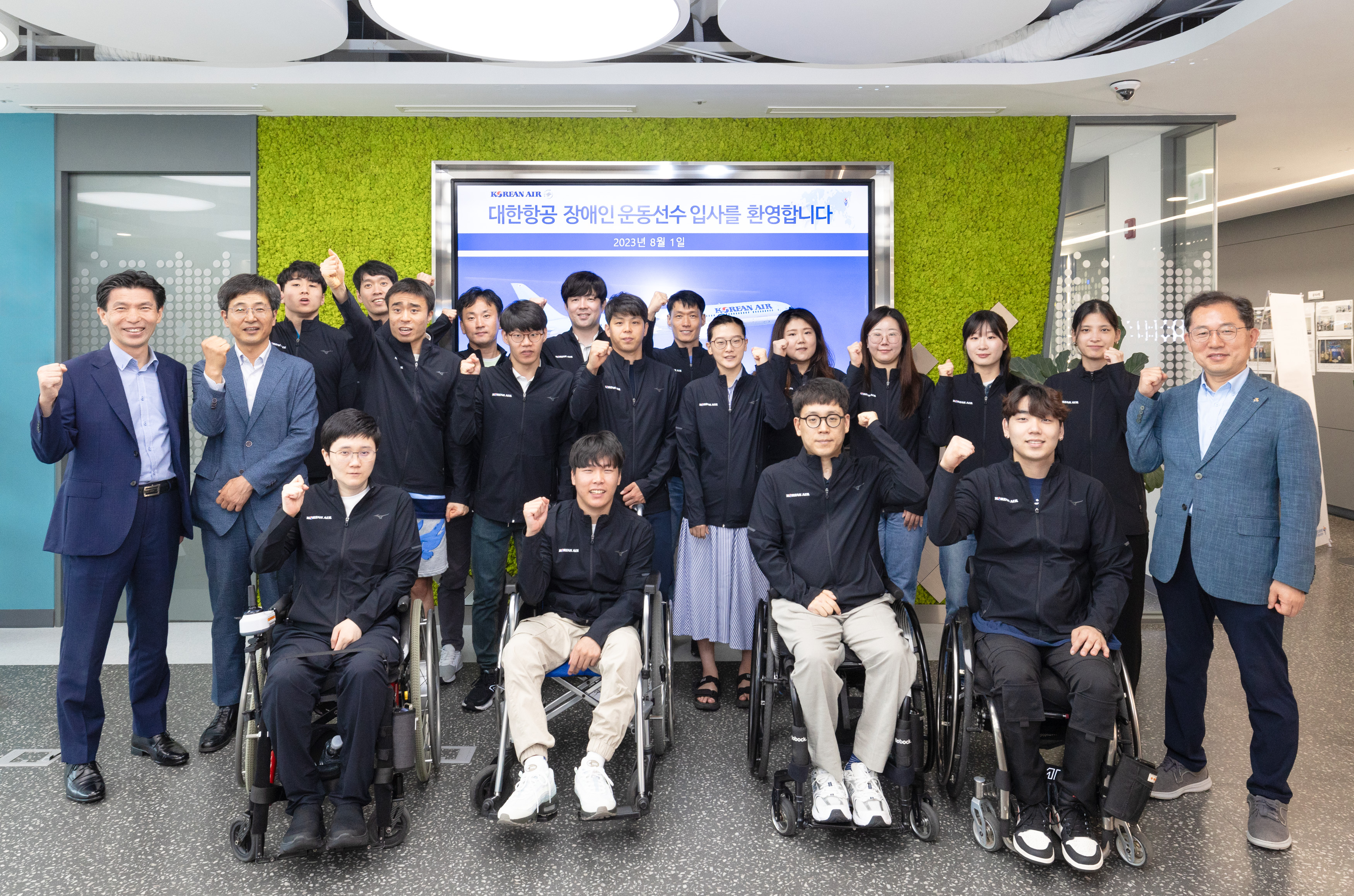 1일 서울 구로구 한국장애인고용공단 구로디지털훈련센터에서 올해 신규 채용한 장애인 운동선수 17명의 입사 환영식과 입사교육을 진행하고 기념촬영을 하는 모습. 대한항공 제공