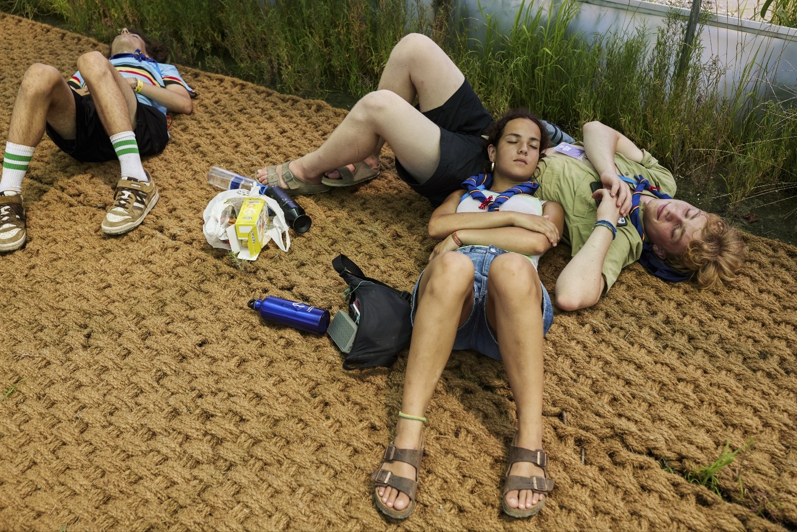 잼버리 대회에 참가한 스카우트 대원들이 덩굴 터널에서 휴식을 취하고 있다. 세계스카우트연맹 제공