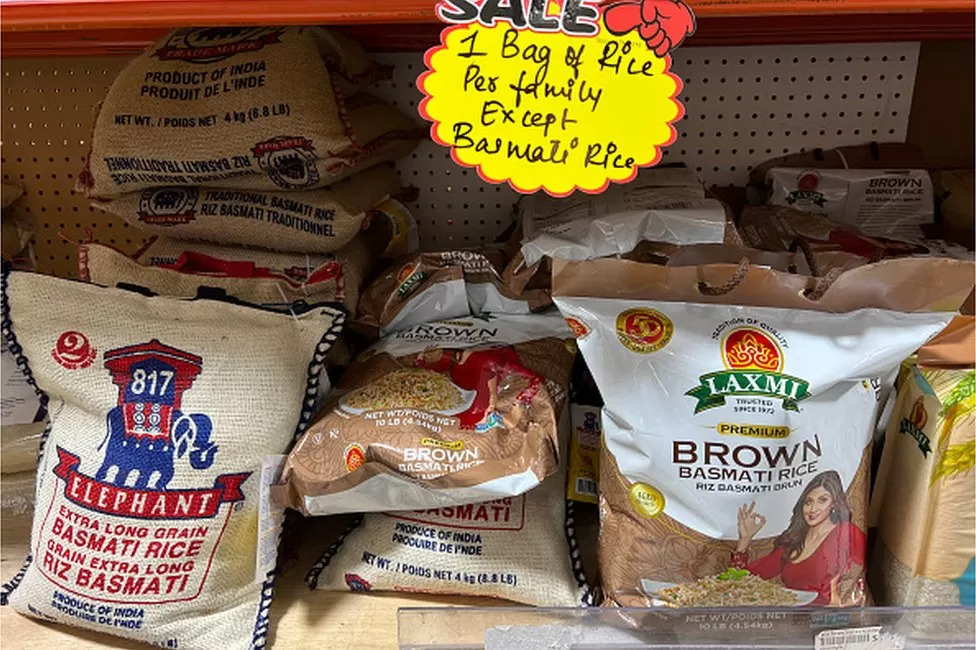 캐나다의 인도산 식료품 가게. 인도의 쌀 수출 금지 조치가 알려진 뒤 이곳을 찾는 인도계 주민들이 앞다퉈 쌀 등을 구입하자 일인당 한 포대만 판매한다는 안내문이 붙여졌다. AFP 자료사진