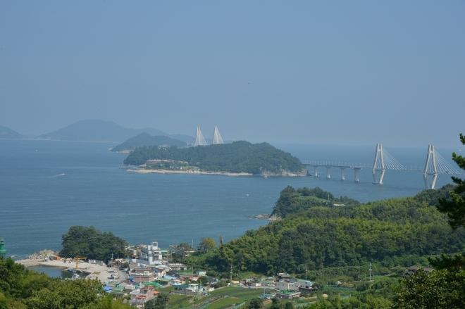 대통령 휴양섬 경남 거제시 장목면 저도. 중간에 보이는 섬이 대통령 별장 청해대가 있는 저도다. 거제시 제공