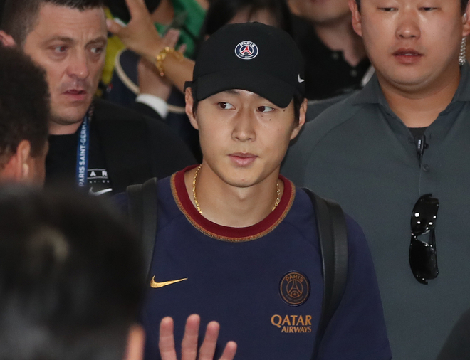 PSG의 이강인이 2일 김해국제공항을 통해 입국하고 있다. 뉴스1
