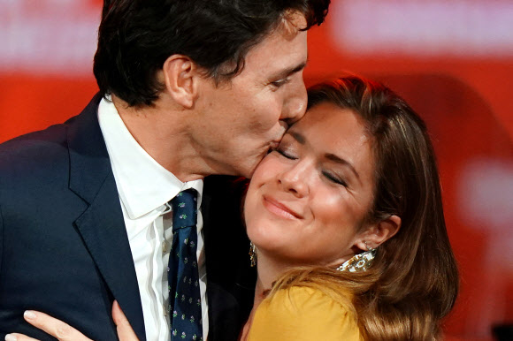 쥐스탱 트뤼도(왼쪽) 캐나다 총리가 2019년 10월 22일(현지시간) 의회에서 연방선거 결과를 지켜본 뒤 부인 소피 그레구아르의 이마에 입을 맞추고 있다. 로이터 자료사진 연합뉴스