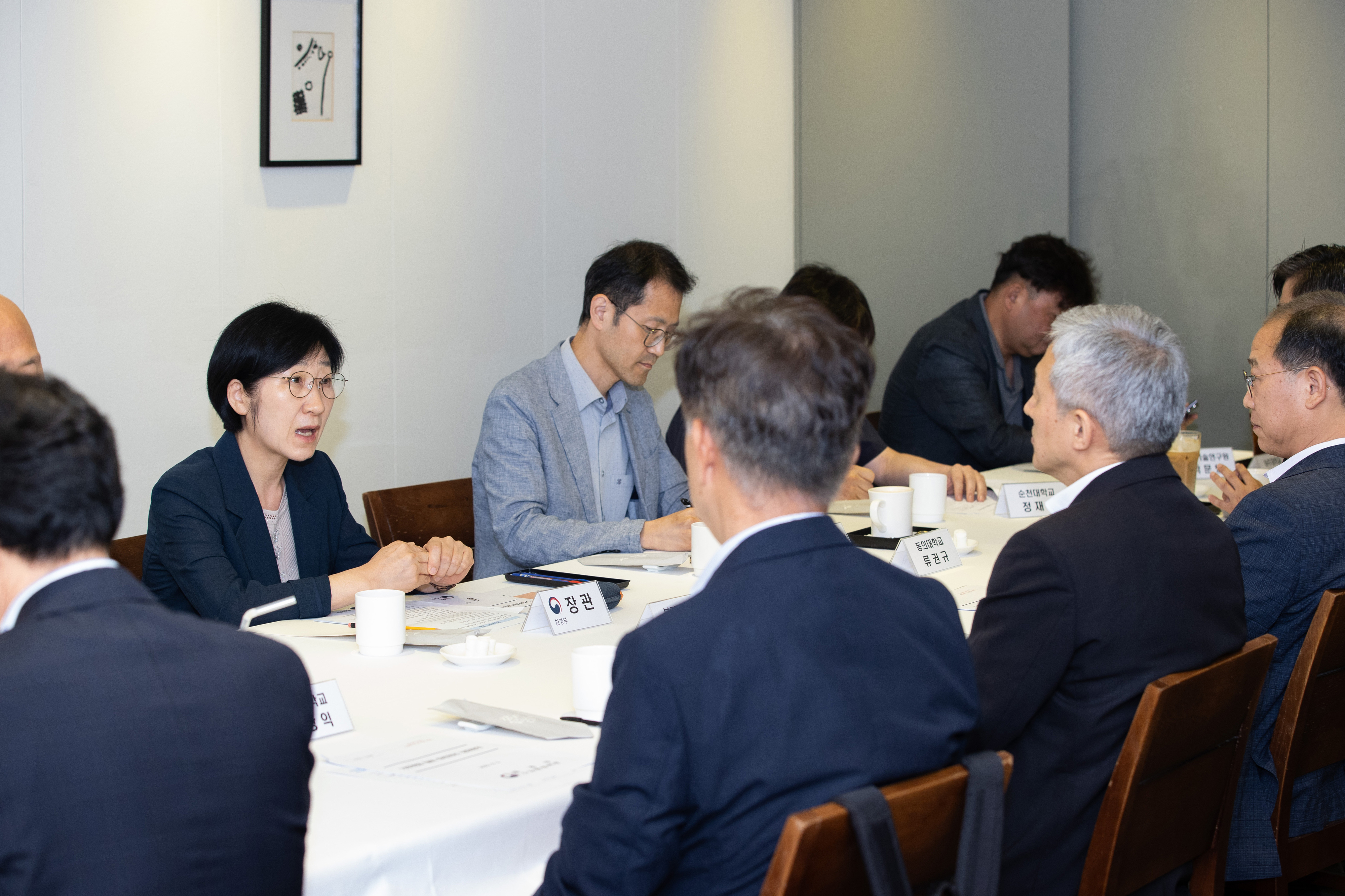 한화진 환경부장관은 3일 하천관리 정책  마련을 위해 교수와 연구원, 민간 관계자들이 참여한 전문가 간담회를 갖고 다양한 의견을 청취했다. 환경부