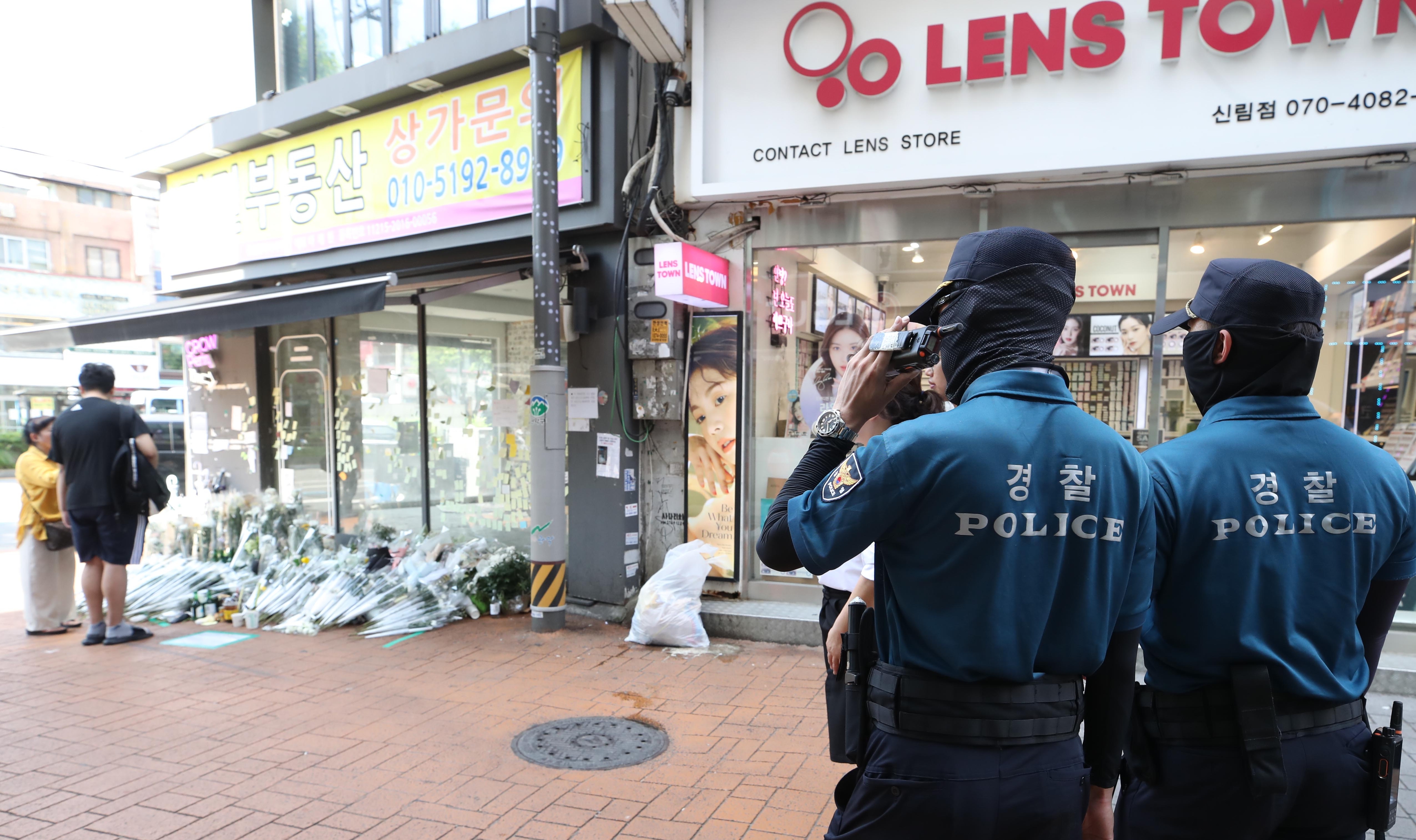 지난해 7월 서울 관악구 신림역 묻지마 칼부림 사건 현장 인근에서 경찰들이 일대 순찰을 하고 있다.  뉴시스