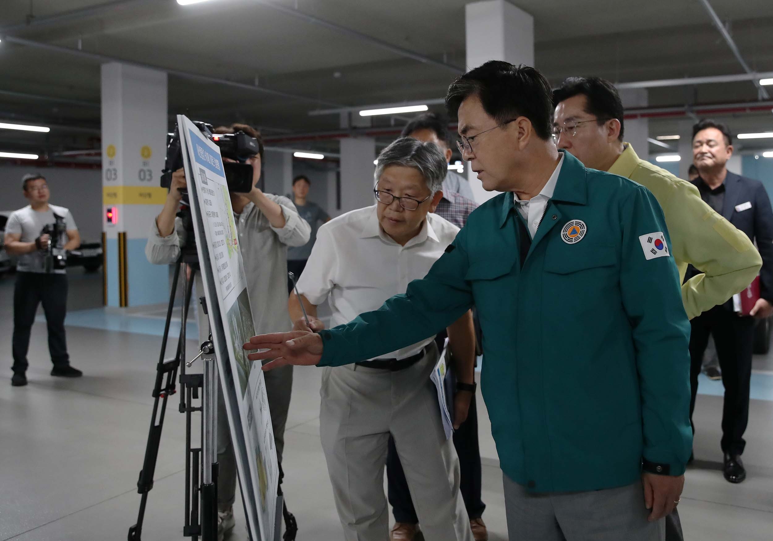 김태흠 충남도지사가 3일 아산 배방 LH주택공사를 방문 도내 무량판 구조 적용 아파트 현장을 점검하고 있다. 충남도 제공