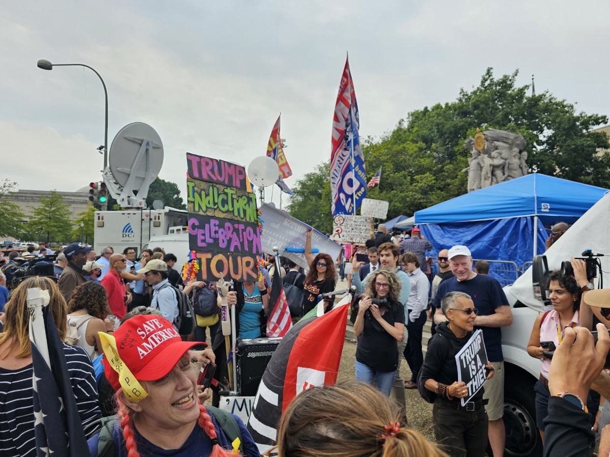 도널드 트럼프 전 미국 대통령이 워싱턴DC 연방지법에 출석한 3일(현지시간) 법원 건물 앞에 지지자와 반대자들이 뒤섞여 시위하고 있다. 워싱턴 이재연 특파원