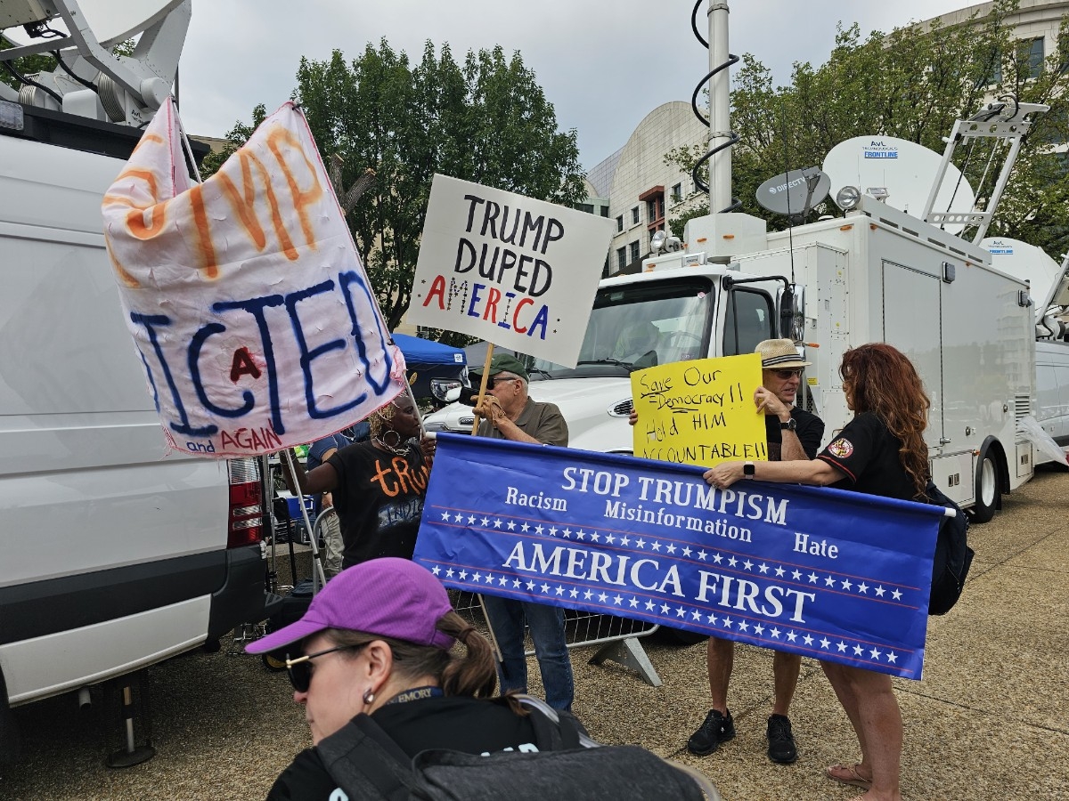 ‘트럼프가 미국을 속였다’,‘트럼피즘을 끝내라’ 플래카드를 든 시위자들. 워싱턴 이재연 특파원