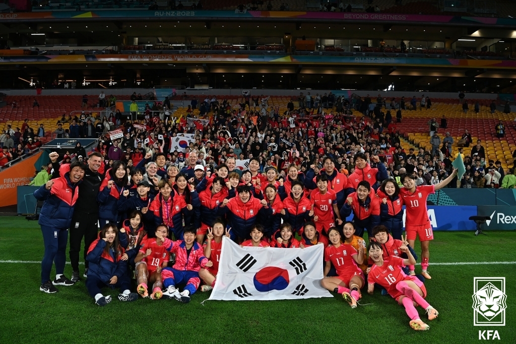 한국 여자축구 국가대표팀이 3일 호주 뉴질랜드 월드컵 H조 조별리그 3차전에서 강팀 독일과 1-1로 비기며 대회를 마무리한 뒤 팬들 앞에서 기념 촬영을 하고 있다. 대한축구협회 제공