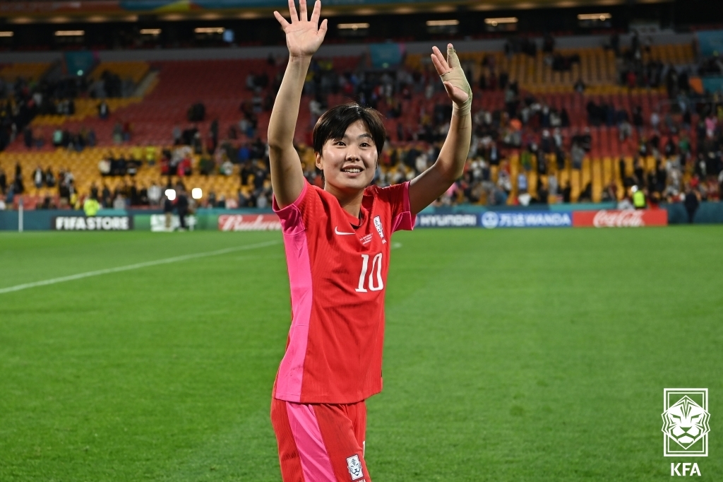 한국 여자 축구의 에이스 지소연이 3일 호주 뉴질랜드 여자월드컵 H조 조별리그 독일과의 3차전을 1-1로 끝낸 뒤 팬들을 향해 인사하고 있다. 대한축구협회 제공