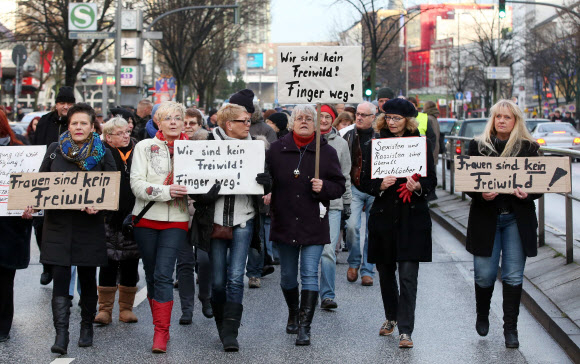 2016년 독일 쾰른에서 난민 청년에 의한 집단 성폭력 사건이 벌어져 반이민 정서가 고조되는 가운데 10일(현지시간) 함부르크에서 여성들이 “우리를 괴롭히지 말라”고 적힌 피켓을 들고 거리 시위를 벌이고 있다. 함부르크 AFP 연합뉴스