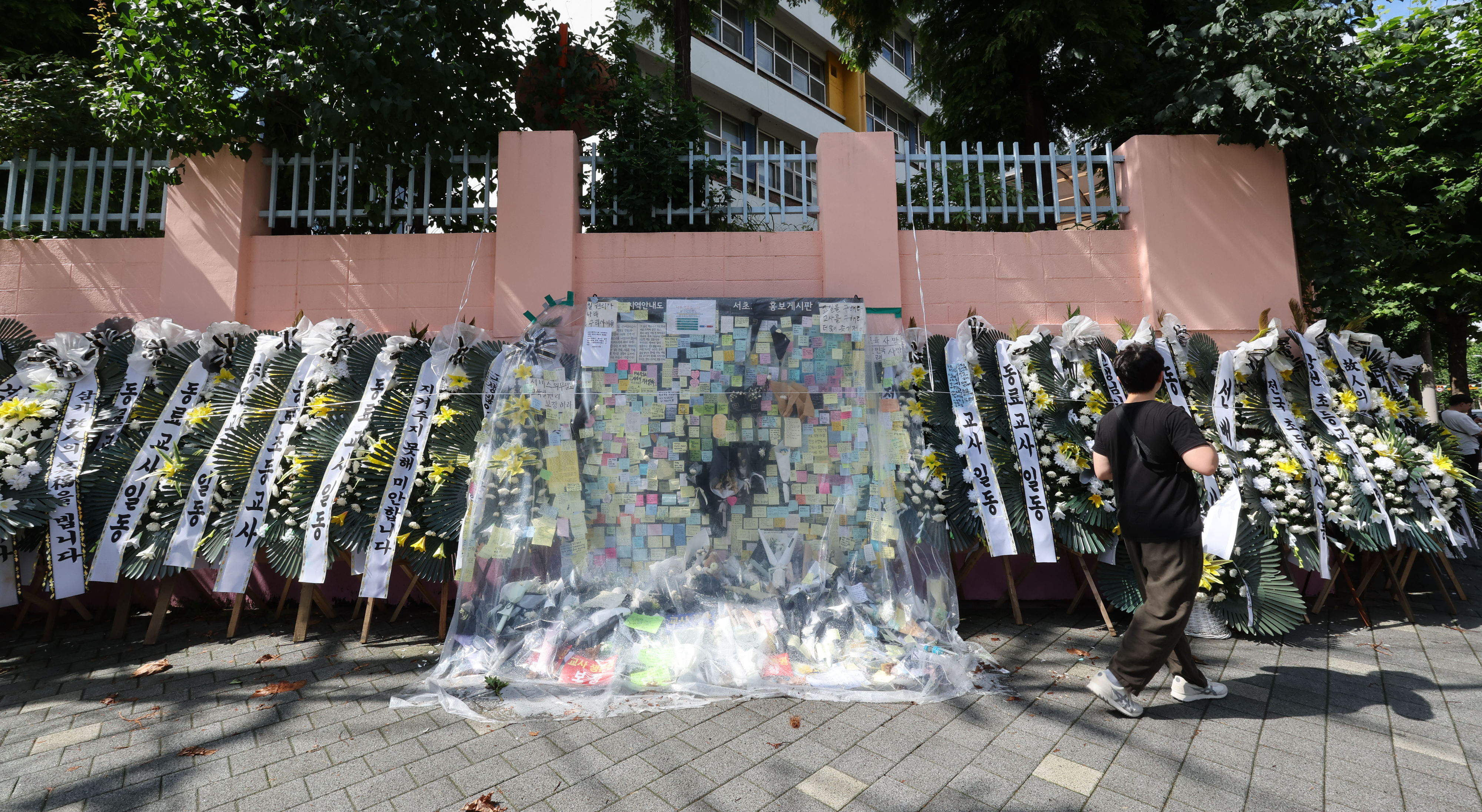 지난달 26일 서울 서초구 서이초등학교 앞 인도에 담임교사 A씨를 추모하는 화환이 놓여있다. 연합뉴스