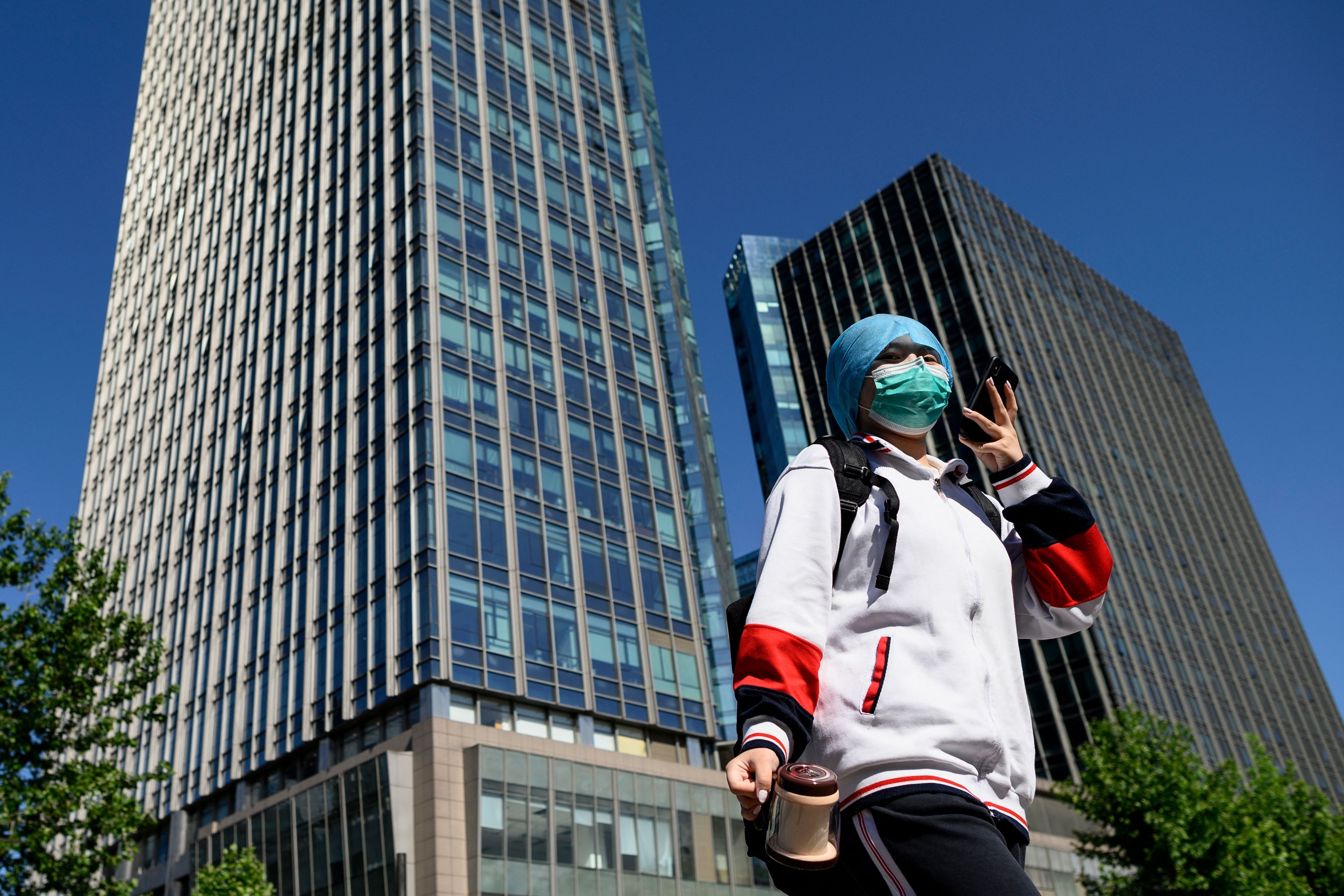 2020년 5월 중국 베이징의 한 중학생이 마스크를 쓰고 스마트폰을 보며 등교하고 있다. 베이징 AFP 연합뉴스