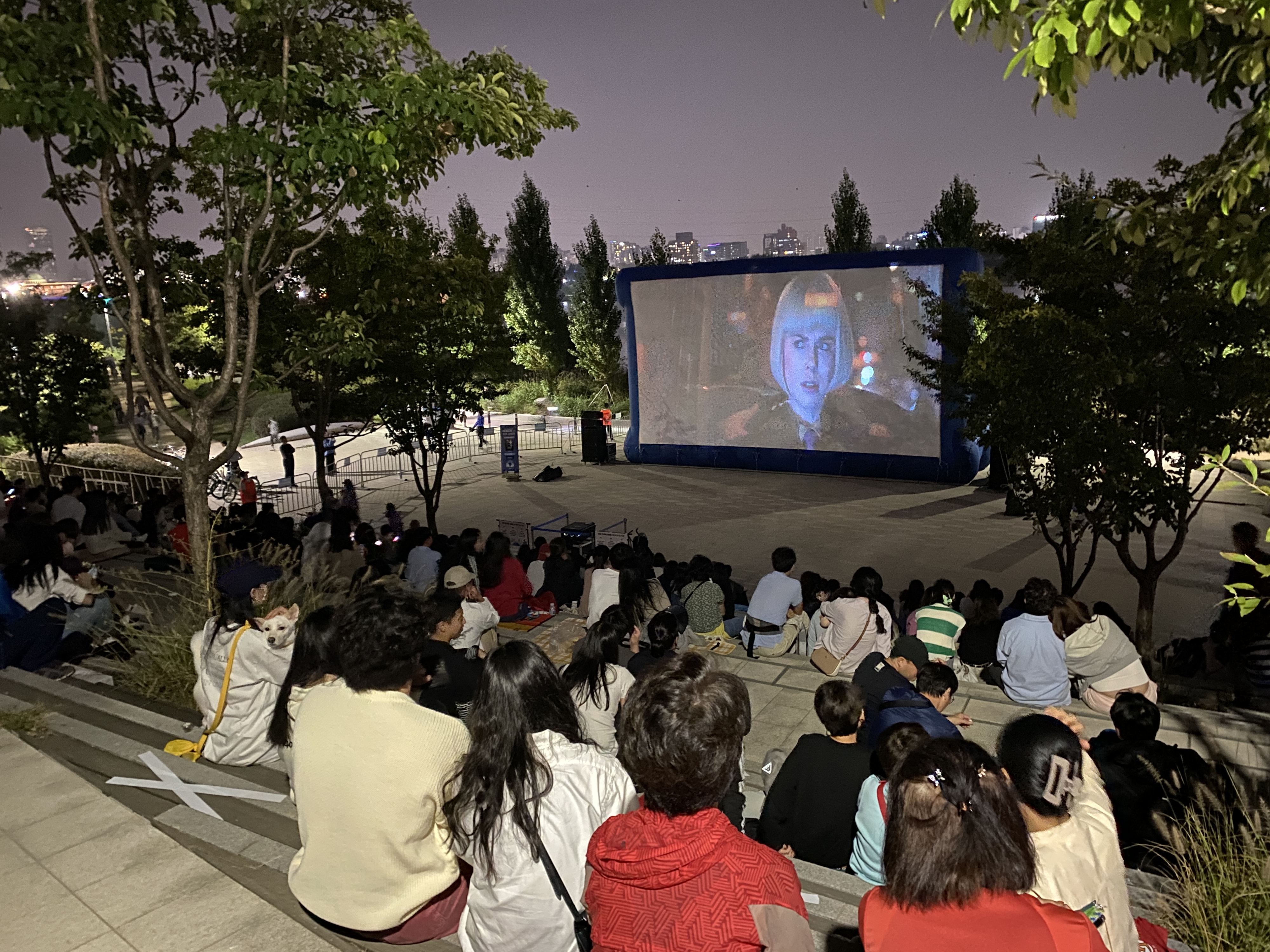 서울시 미래한강본부가 ‘2023 한강페스티벌 여름’의 일환으로 준비한 한강물빛영화관 모습. 서울시 제공