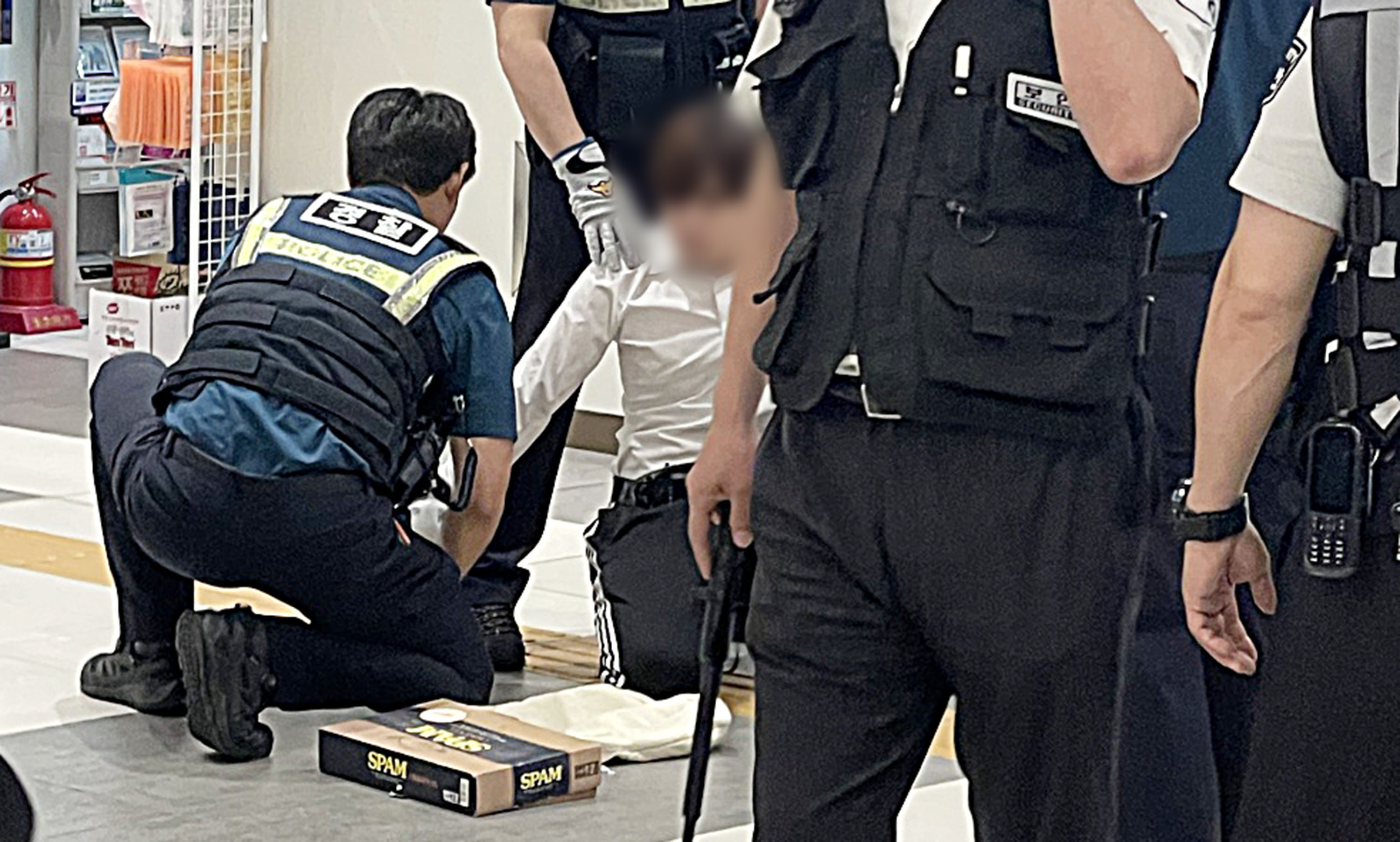 4일 오전 서울 서초구 고속터미널역에서 한 남성이 경찰에 체포되고 있다. 2023.8.4 온라인 커뮤니티 캡처