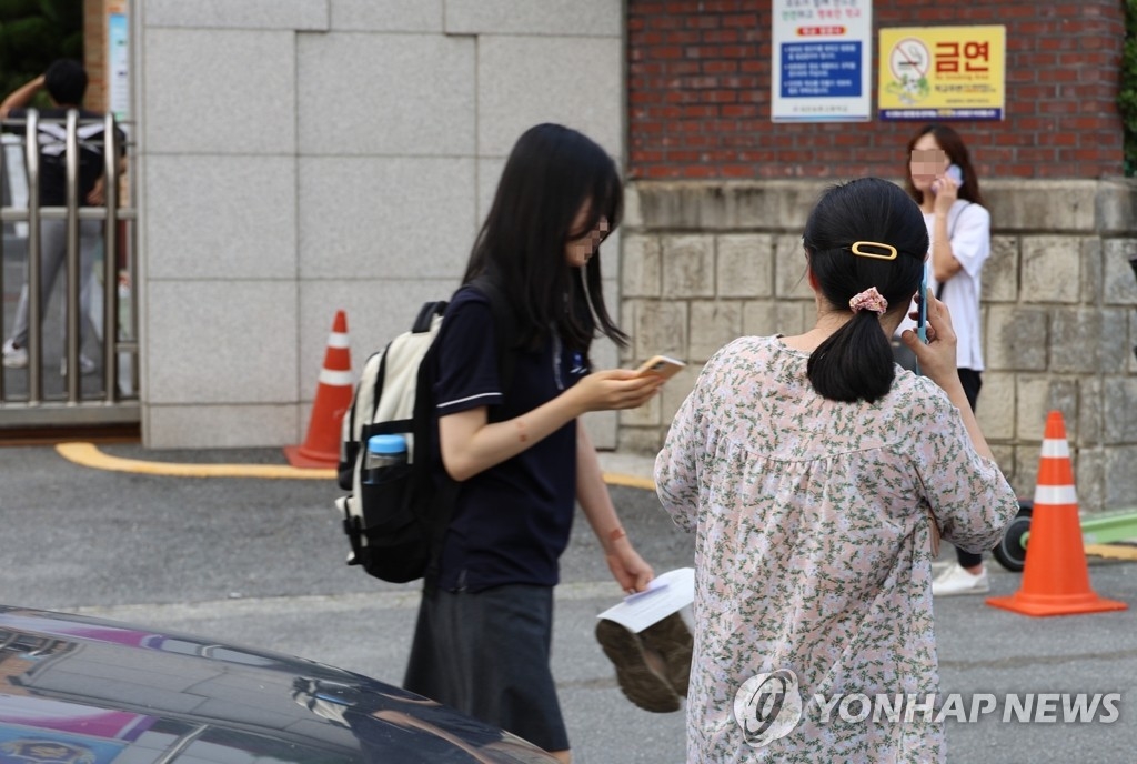 흉기 난동으로 불안감에 휩싸인 대전 S고에서 학부모가 마중 나와 자녀를 귀가시키고 있다.