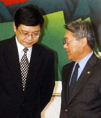 2001년 10월 중국이 한국인 마약사범 1명에 대해 사형을 집행하자 최성홍(오른쪽) 당시 외교통상부 차관이 리빈 주한 중국대사를 정부종합청사 집무실로 불러 항의하고 있다. 서울신문 DB(기사와 직접 관련 없습니다)