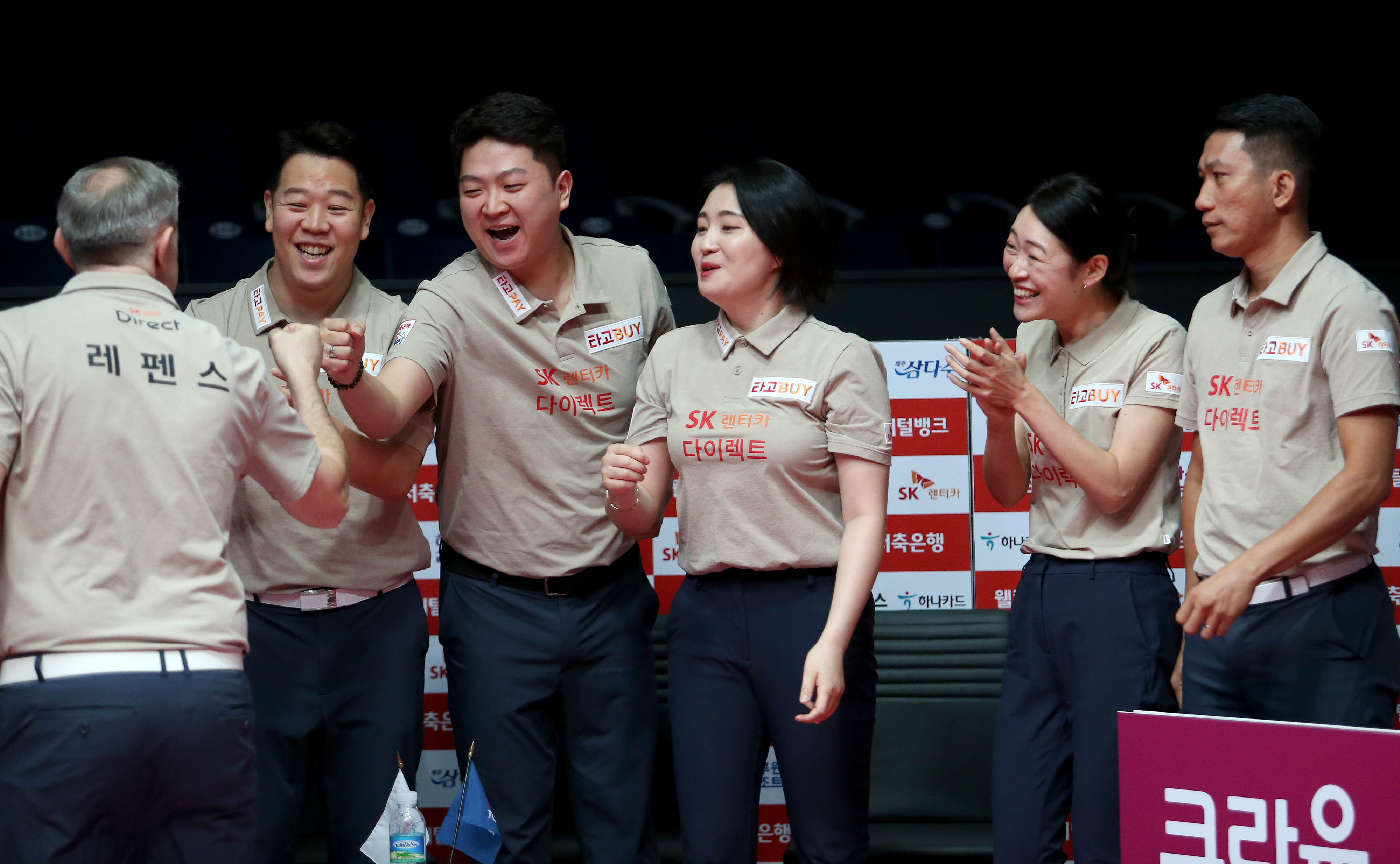 SK렌터카 선수들이 5일 경기 고양 킨텍스 PBA 스타디움에서 열린 PBA 팀리그 1라운드 세 번째 경기 3세트 남자단식에 나서는 에디 레펜스(왼쪽)에게  선전울 당부하고 있다. [PBA 제공]