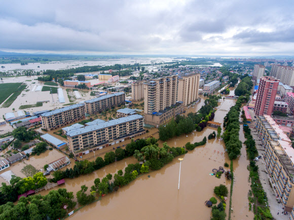 5일 집중 호우가 쏟아진 중국 헤이룽장성 하얼빈시 옌수우현의 일부 지역이 홍수 피해를 입고 물에 잠겨 있다. 2023.8.5 신화 연합뉴스