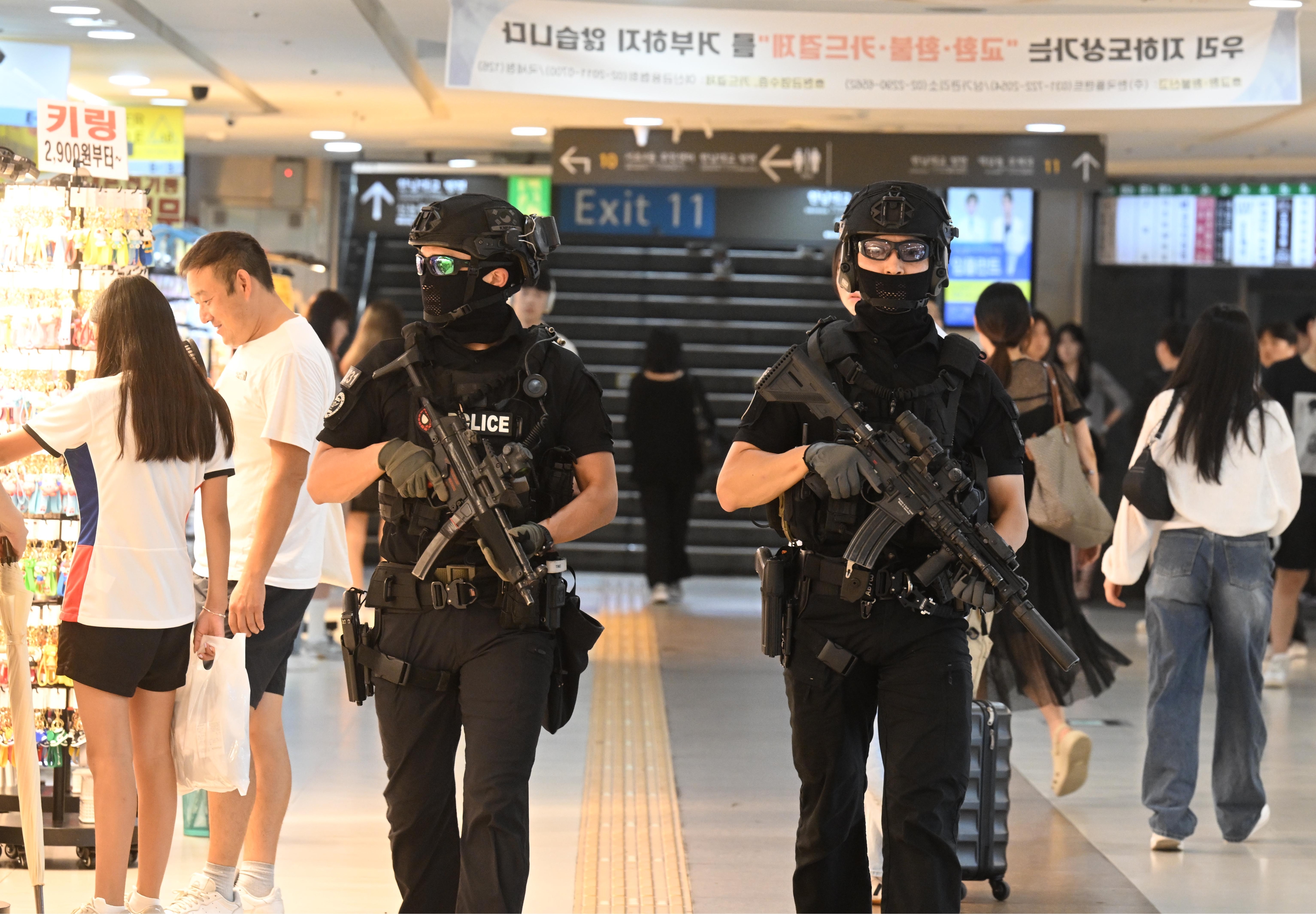 묻지마 칼부림’ 사건으로 시민 불안감이 커지고 있는 6일 서울 강남역 인근에서 경찰특공대원들이 순찰을 하고 있다. 안주영 전문기자