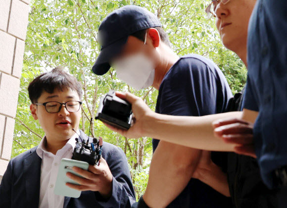 인천 번화가에서 살인을 저지르겠다는 협박성 글을 인터넷에 올린 혐의를 받는 40대 남성이 7일 오후 구속 전 피의자 심문(영장실질심사)을 받기 위해 인천지법으로 들어서고 있다. 2023.8.7 연합뉴스