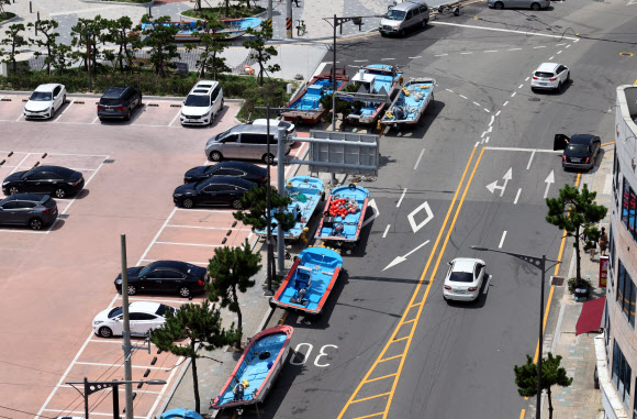 7일 부산 해운대구 송정해수욕장 인근 도로에 어선이 태풍 카눈 영향을 피해 대피해 있다. 2023.8.7 연합뉴스