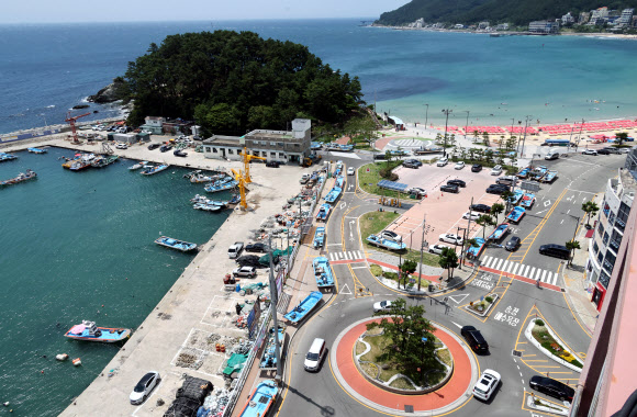 7일 부산 해운대구 송정해수욕장 인근 도로에 어선이 태풍 카눈 영향을 피해 대피해 있다. 2023.8.7 연합뉴스