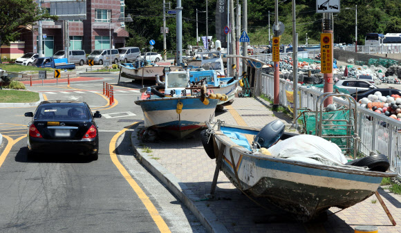 7일 부산 해운대구 송정해수욕장 인근 도로에 어선이 태풍 카눈 영향을 피해 대피해 있다. 2023.8.7 연합뉴스