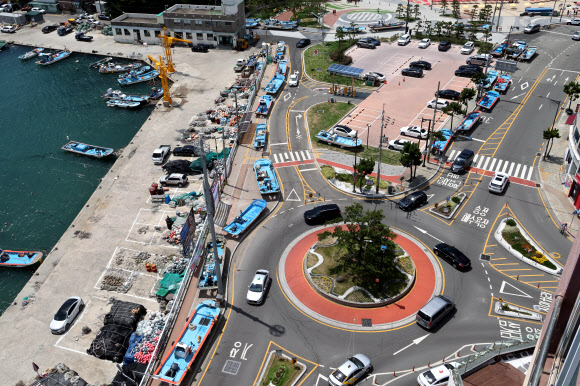 7일 부산 해운대구 송정해수욕장 인근 도로에 어선이 태풍 카눈 영향을 피해 대피해 있다. 2023.8.7 연합뉴스