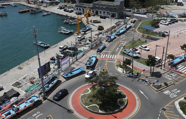 제6호 태풍 ‘카눈’이 북상 중인 7일 부산 해운대구 송정해수욕장 인근 도로에 어선들이 대피해 있다. 2023.8.7. 뉴스1