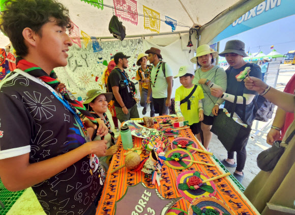 2023 새만금 세계스카우트 잼버리 참가자들이 7일 전북 부안군 잼버리장 멕시코 홍보부스에서 전통악기와 부채를 살펴보고 있다. 2023.8.7. 연합뉴스