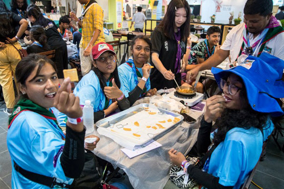 ‘2023 새만금 세계스카우트잼버리 대회’에 참여한 청소년들이 7일 오전 전북 군산 공설시장에서 ‘달고나 만들기’를 체험하고 있다. 2023.8.7. 군산시 제공