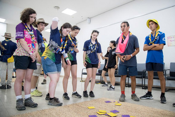 ‘2023 새만금 세계스카우트잼버리 대회’에 참여한 청소년들이 7일 오전 전북 군산에서 전통놀이인 ‘딱지 치기’를 체험하고 있다. 2023.8.7. 군산시 제공