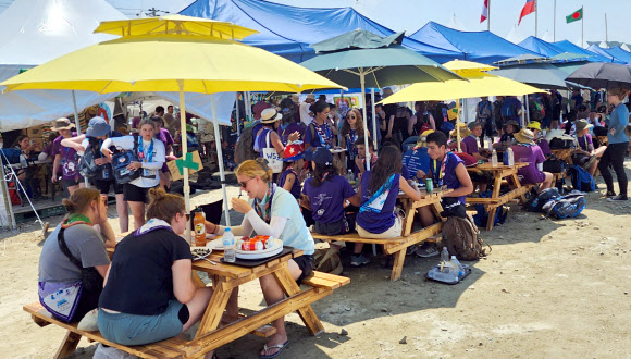 2023 새만금 세계스카우트 잼버리 참가자들이 7일 전북 부안군 잼버리장에 설치된 대형 파라솔에서 쉬고 있다. 2023.8.7 연합뉴스