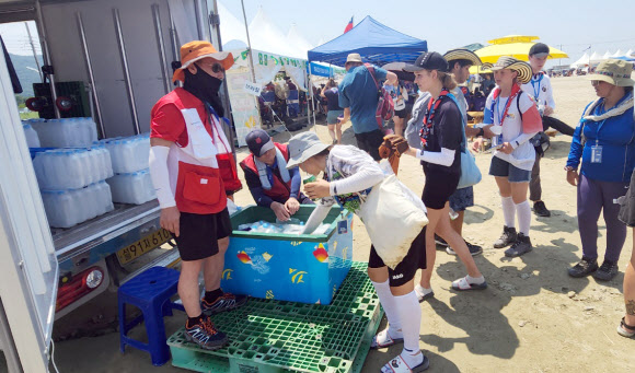 2023 새만금 세계스카우트 잼버리 참가자들이 7일 전북 부안군 잼버리장에 배치된 무료 냉수부스에서 물병을 가져가고 있다. 2023.8.7 연합뉴스