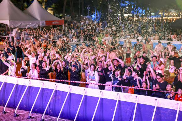 전북 부안군은 2023 새만금 세계스카우트잼버리 참가자들이 전날 변산해수욕장에서 물놀이와 공연을 즐겼다고 7일 밝혔다. 사진은 흥겹게 파티를 즐기는 참가자들. 2023.8.7. 부안군 제공