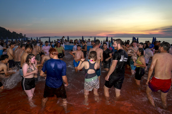 전북 부안군은 2023 새만금 세계스카우트잼버리 참가자들이 전날 변산해수욕장에서 물놀이와 공연을 즐겼다고 7일 밝혔다. 사진은 흥겹게 파티를 즐기는 참가자들. 2023.8.7. 부안군 제공